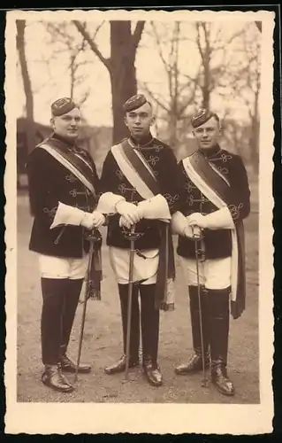 Foto-AK Drei Studenten mit Tönnchen und Schläger im vollen Wichs, studentische Szene