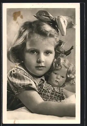 AK Mädchen mit ihrer Käthe Kruse-Puppe
