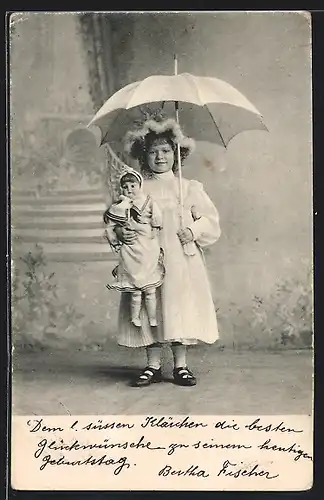AK Mädchen mit Puppe und Regenschirm