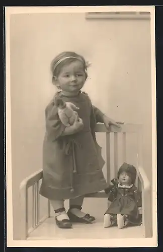 Foto-AK Kleines Mädchen mit zwei Puppen, 1921