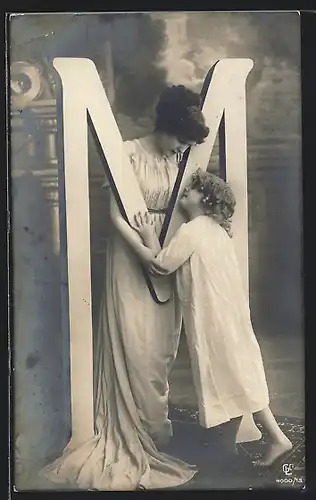 AK Buchstabe M, junge Frau und Mädchen