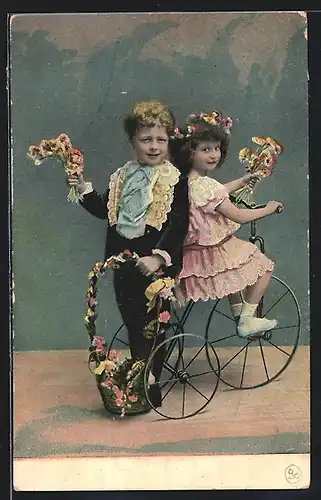 AK Kleines Paar mit Dreirad und Blumen