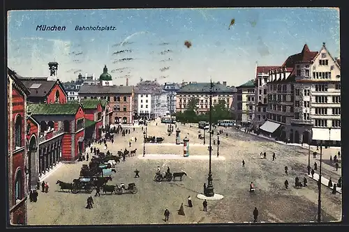 AK München, Bahnhofsplatz mit Litfasssäulen