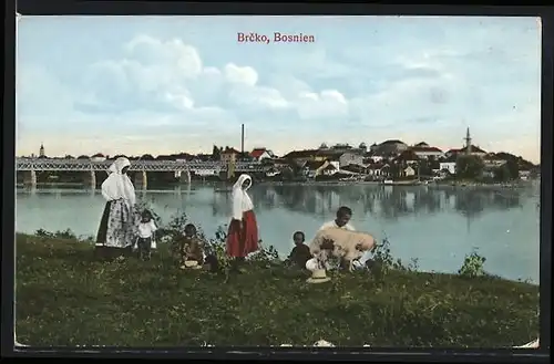 AK Brcko, Ortsansicht, Kinder am Flussufer