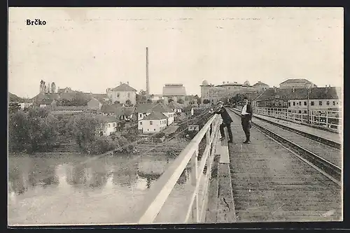 AK Brcko, Zwei Herren auf der Eisenbahnbrücke