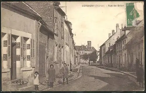 AK Corbigny, Rue de Brion, Strassenpartie mit Passanten