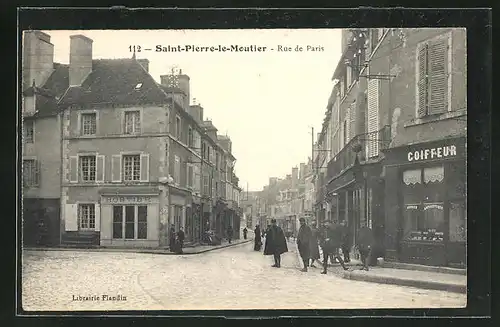 AK Saint-Pierre-le-Moutier, Rue de Paris, Strassenpartie mit Polizisten