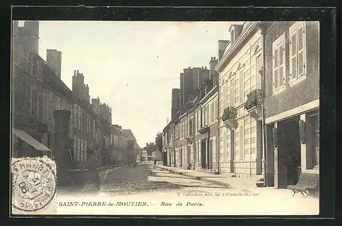 AK Saint-Pierre-le-Moutier, Rue de Paris, Strassenpartie mit Passanten