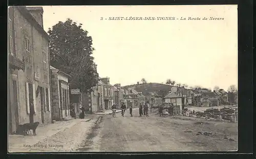 AK Saint-Léger-des-Vignes, La Route de Nevers, Strassenpartie mit Passanten und Fahrradfahrern
