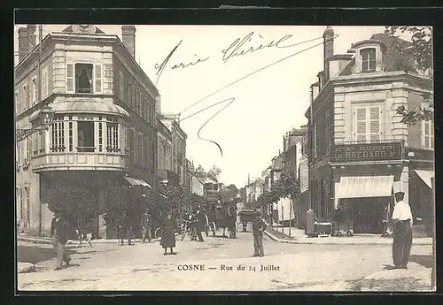 AK Cosne-sur-Loire, Rue du 14 Juillet, Kutschen und Geschäfte