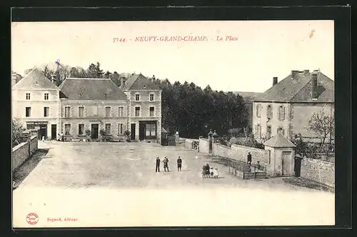 AK Neuvy-Grand-Champ, la Place