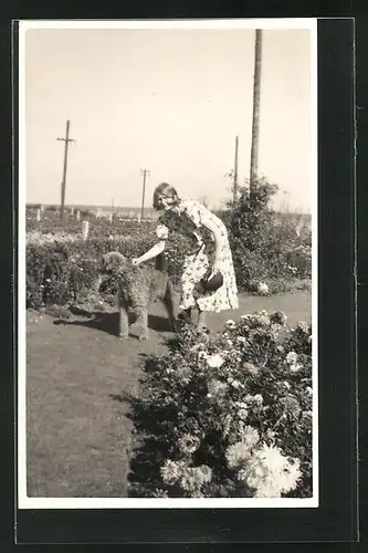 Foto-AK Frau mit Pudel im Garten