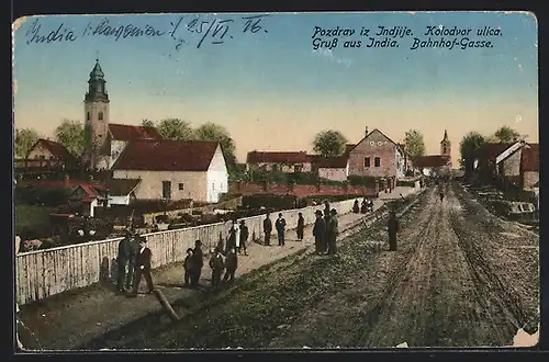 AK India, Bahnhof-Gasse mit Kirchen