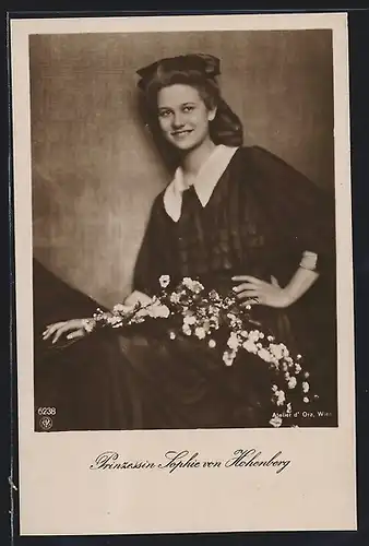 Foto-AK Porträt der jungen Prinzessin Sophie von Hohenberg mit Blütenzweigen