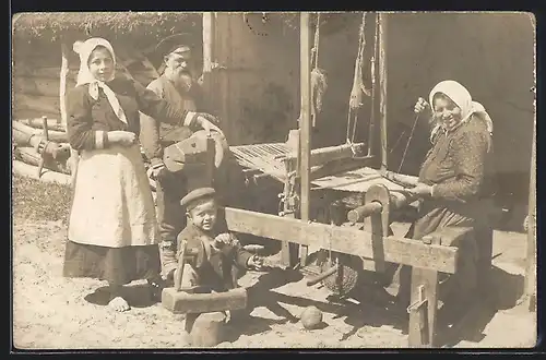 Foto-AK Frau an einem Teppichwebstuhl