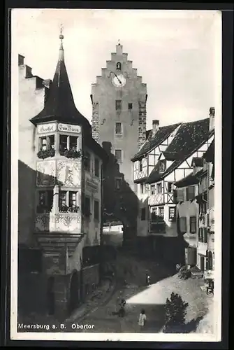 AK Meersburg a. B., Strassenpartie am Obertor mit Gasthof zum Bären