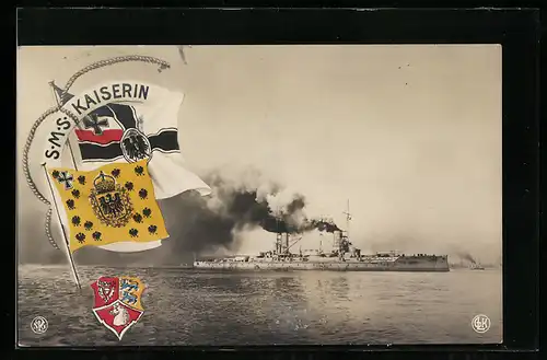 AK Kriegsschiff S. M. S. Kaiserin vor der Küste, Rettungsring mit Fahnen und Wappen
