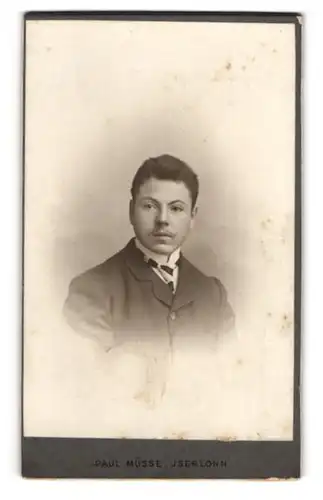 Fotografie Paul Müsse, Iserlohn, Junger Herr im Anzug mit Krawatte