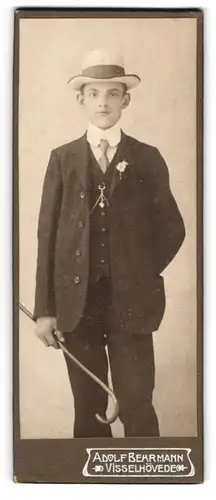 Fotografie Adolf Behrmann, Visselhövede, Junger Herr im Anzug mit Krawatte
