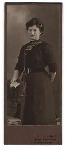 Fotografie Th. Liebert, Verden, Brückstr. 14, Junge Dame im modischen Kleid