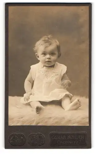 Fotografie Oskar Köhler, Chemnitz, Süsses Kleinkind im Hemd mit nackigen Füssen