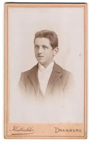 Fotografie Kutschke, Dramburg, Junger Herr im Anzug mit Krawatte