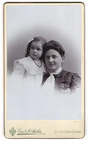 Fotografie Ernst J. Müller, Reichenberg, Bismarck-Platz 16, Bürgerliche Dame mit kleinem Mädchen