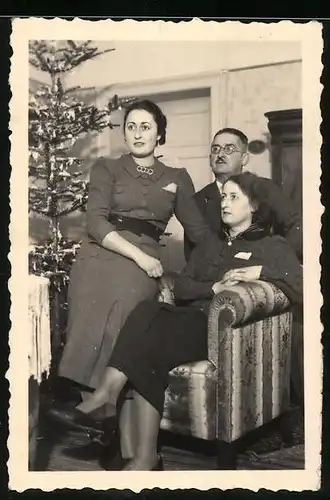 Fotografie Neujahr 1937, Familiengesellschaft nebst Weihnachtsbaum feiert das neue Jahr