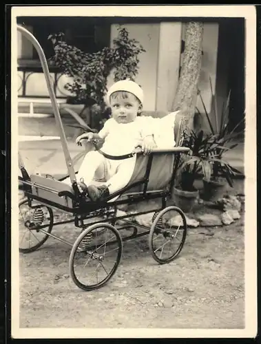 Fotografie kleiner Knabe im Kinderwagen sitzend