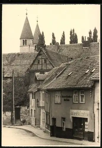 Fotografie Schott, Gernrode, Ansicht Gernrode / Harz, Strassenansicht mit Bäckerei Otto Walter 1957