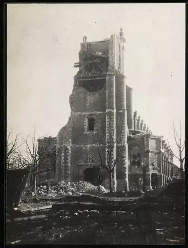 Fotografie Ansicht Douvrin, von Engländern zerschossene Kirche, 1.WK