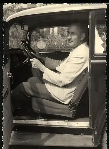 Fotografie Auto Opel P4, Fahrer sitzt am Steuer des PKW
