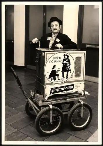 Fotografie Fred Baumgart, Berlin, Ansicht Berlin, Leierkasten - Spieler Mekki Berliner Stadttyp