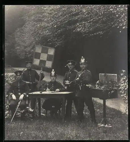 Fotografie 1.WK, Soldaten mit Tschako & Schulterstück Rgt. 9 beim Übungsschiessen mit Karabiner