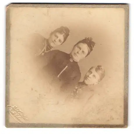 Fotografie E. Tietze, Bad-Elster, Bürgerliche Dame mit zwei jungen Frauen