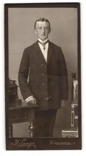 Fotografie M. Lange, Colditz i. S., Junger Herr im Anzug mit Krawatte