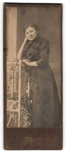 Fotografie Rudolf Müller, Rochlitz, Junge Dame im schwarzen Kleid