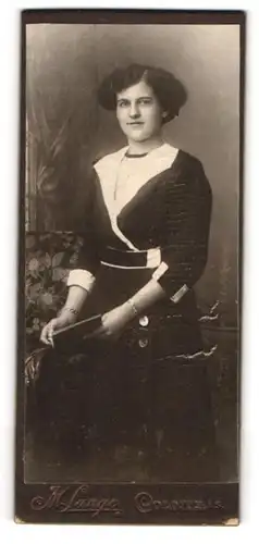 Fotografie M. Lange, Colditz i. S., Junge Dame im Kleid mit Buch