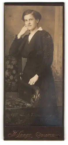 Fotografie M. Lange, Colditz i. S., Junge Dame im schwarzen Kleid