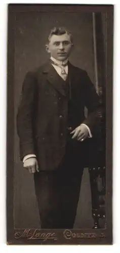 Fotografie M. Lange, Colditz i. S., Junger Herr im Anzug mit Krawatte