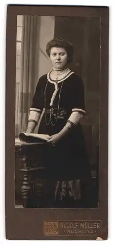 Fotografie Rudolf Müller, Rochlitz, Junge Dame im Kleid mit Zeitung
