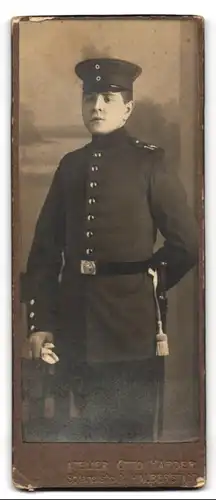Fotografie Otto Harder, Halberstadt, Spiegelstr. 9, Soldat in Uniform mit Schirmmütze