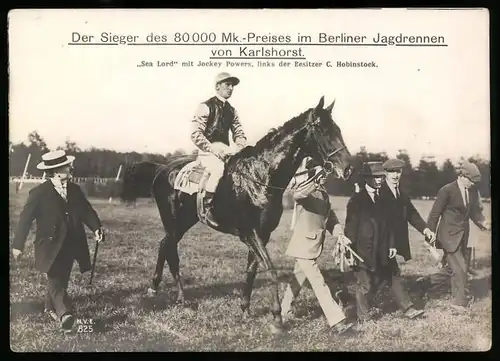 Riesen-AK Karlshorst, Pferderennen Berliner Jagdrennen, Sieger Powers auf Sea Lord, Besitzer C. Hobinstock links daneben