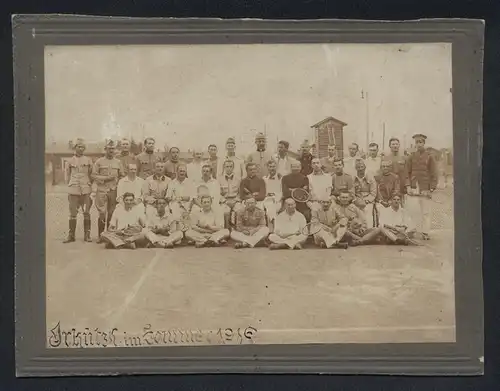 Fotografie Ansicht Irkutsk, Tschechische Legion auf einem Tennisplatz am Ende der Transsibirischen Eisenbahn 1916, 1.WK