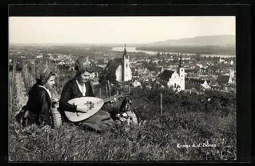 AK Krems a. d. Donau, Teilansicht und zwei Frauen mit Gitarre