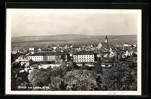 AK Bruck /Leitha, Ortspanorama mit Fernblick aus der Vogelschau
