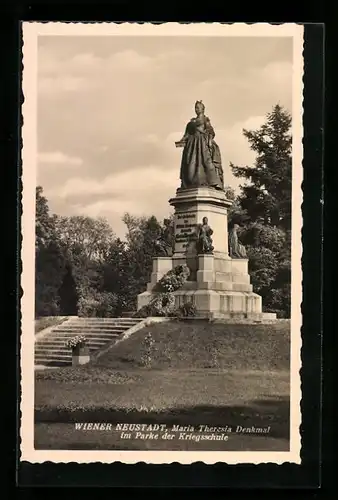 AK Wiener Neustadt, Maria Theresia Denkmal im Parke der Kriegsschule