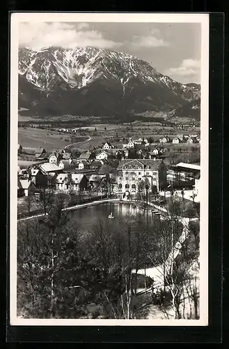 AK Puchberg a. Sch., Ortsansicht mit Gewässer und Bergblick