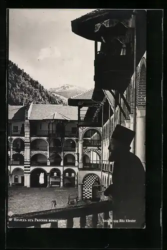 AK Rila Kloster, Mönch blickt in den Klosterhof