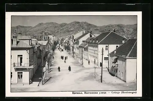 AK Cetinje / Cettigne, Passanten auf der Strasse